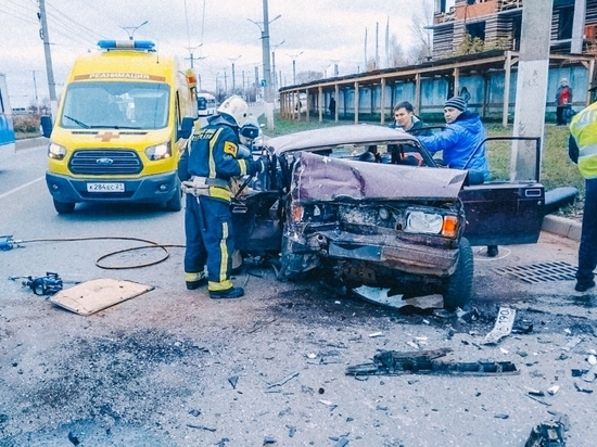 В Чебоксарах 21-летний «бесправный» водитель устроил серьезное ДТП, уходя от полиции