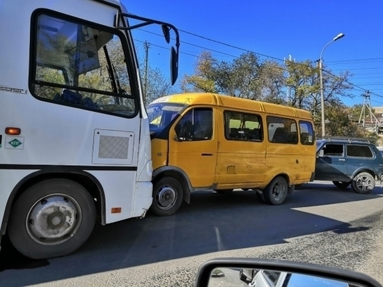 В Волгограде маршрутка врезалась в автобус №43
