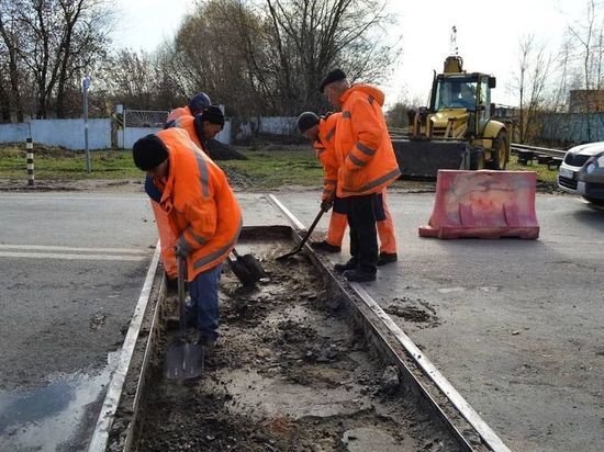 В Серпухове рабочие демонтируют железнодорожные пути