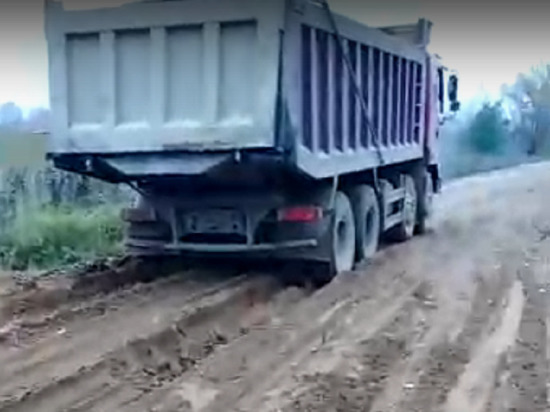 В Тверской области грузовики штурмуют колею, заполненную грязью
