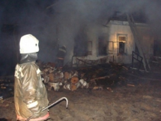 В Костромской области ночью сгорел двухквартирный дом