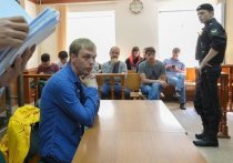 Мосгорсуд 17 октября начал рассмотрение иска о восстановлении на службе Максима Уметбаева - одного из полицейских, теперь уже бывших, которые участвовали в задержании журналиста «Медузы» Ивана Голунова