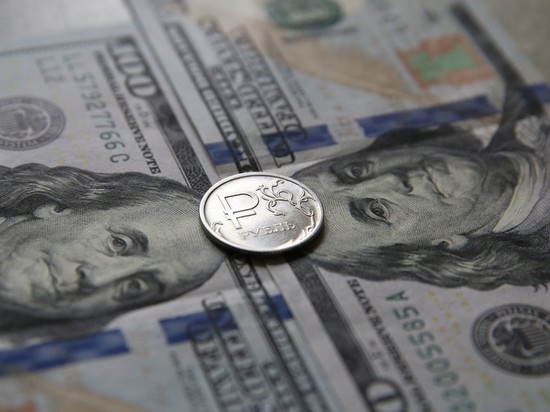 Курс доллара упал ниже 64 рублей