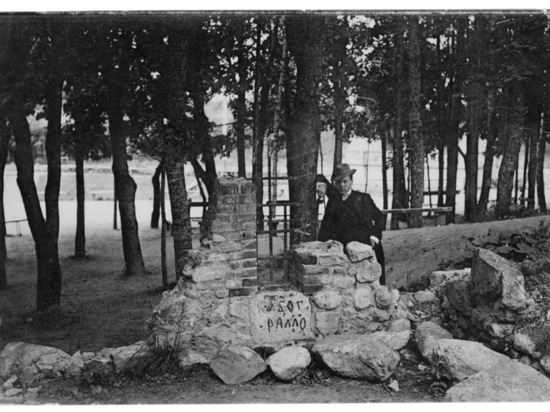 В Лопатинском саду в Смоленске найден таинственный камень-легенда