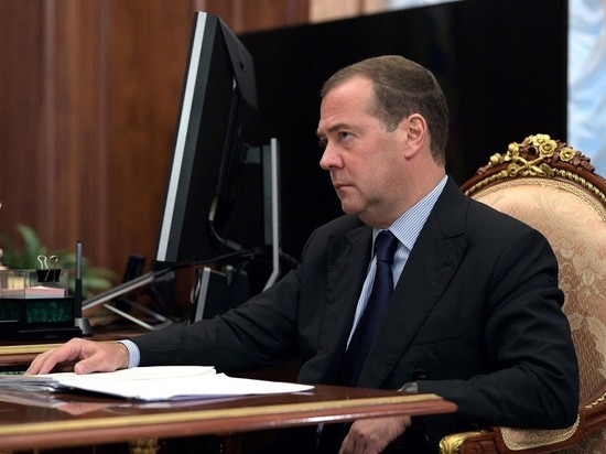 Медведев призвал не засорять русский язык "ненужными словами"