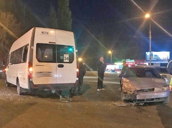 В Тамбове маршрутка врезалась в ВАЗ