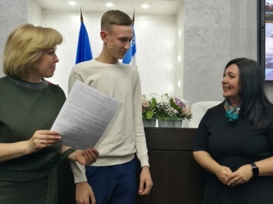 Марина Трескова вручила 35 лабытнангским семьям сертификаты на господдержку