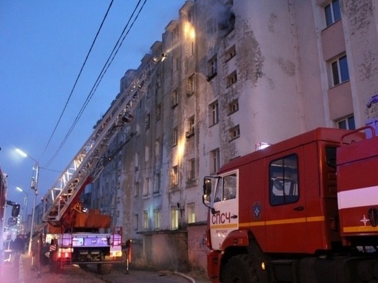 20 человек эвакуировали из горящей многоэтажке в Магадане