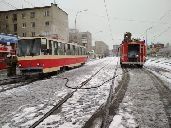 На трамвайном кольце в Екатеринбурге загорелся вагон