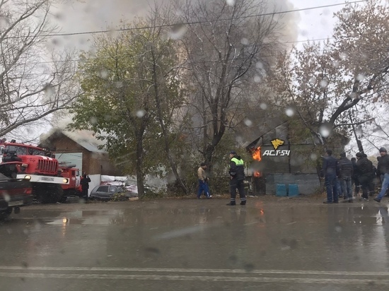 Пожару на улице Хилокской в Новосибирске присвоен повышенный номер
