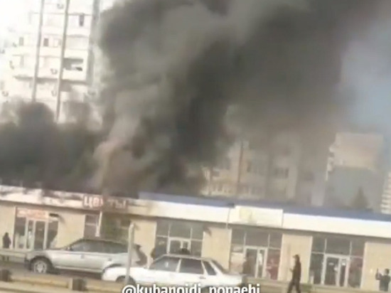В Краснодаре загорелся торговый павильон: огонь охватил 100 квадратных метров