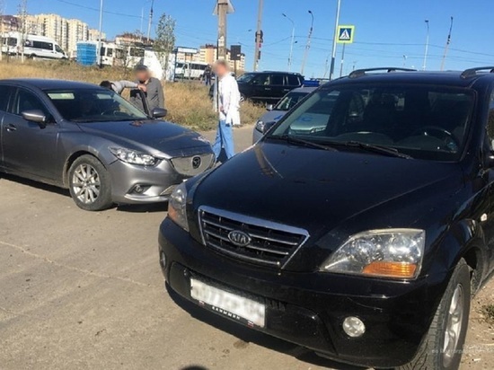 В Волгограде «Мазда», сбив своего водителя, врезалась в «Киа»