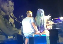 Американская певица и актриса Леди Гага, которая славится своим экстравагантным поведением, запрыгнула на фаната во время концерта в Лас-Вегасе