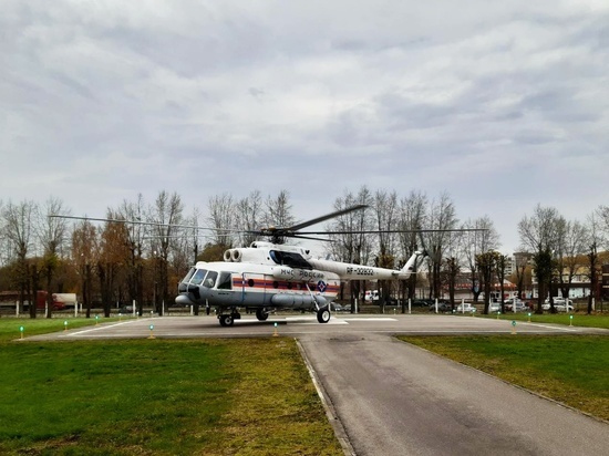 Вертолет доставил двух тяжело больных людей из районов в Тверь