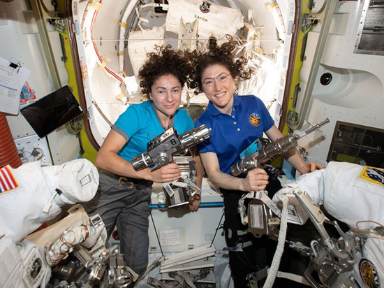 Американки NASA Кристина Кук и Джессика Меир шагнули за борт МКС, чтобы поменять блок батареи