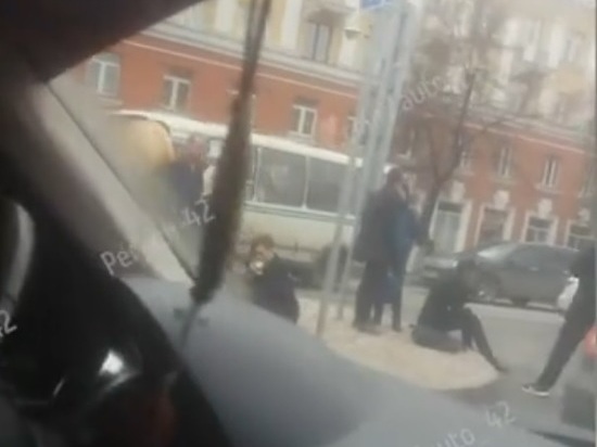 Подростки попали под автомобиль в центре Кемерова
