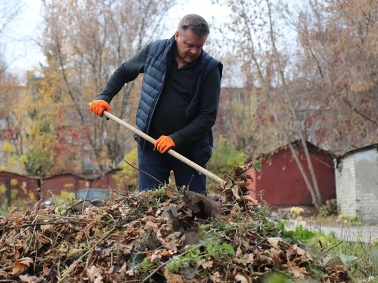 Любимов вышел на субботник в Торговом городке