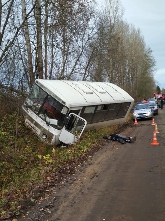 Водитель рейсового автобуса в Тверской области умер за рулем