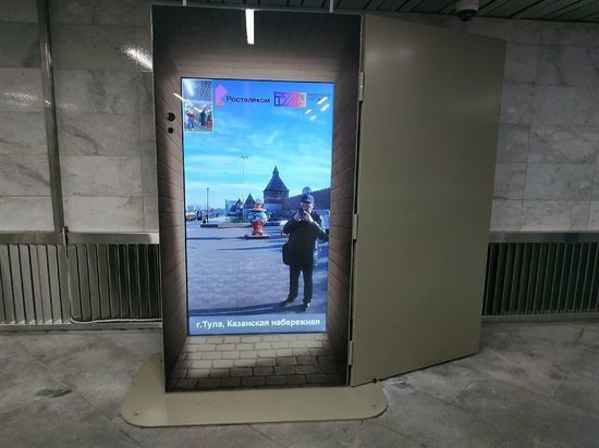 Ургант оценил онлайн-дверь на станции метро Тульская