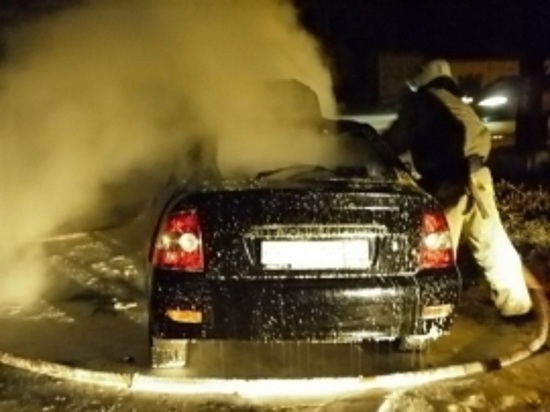 В Новом Уренгое сгорела машина
