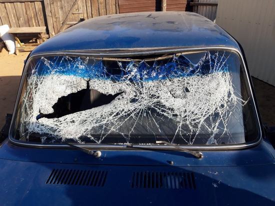 В Улан-Удэ вандалы разбили кредитный автомобиль и облили его бензином