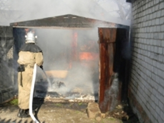 «Ока» сгорела дотла в воспламенившемся гараже в Карачаево-Черкесии