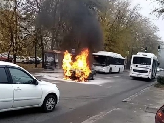 В Ростове-на-Дону в результате ДТП загорелась иномарка