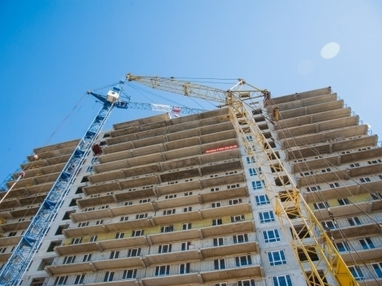 Рабочий сорвался на стройке с третьего этажа в Волгограде