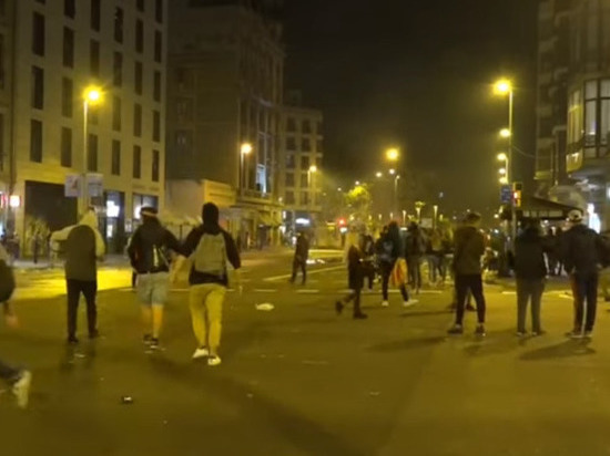 Протестующие подошли к зданию полиции в Барселоне   