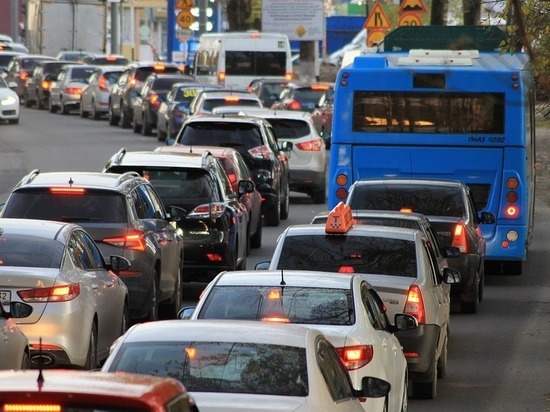 Кемеровчане опоздали на работу из-за крупной пробки в центре города