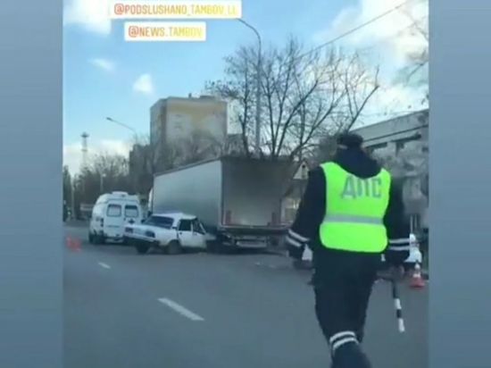 В Тамбове пенсионер на «Жигулях» въехал под фуру
