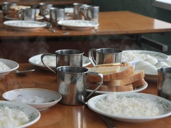 В Алтайском крае дети из малообеспеченных семей питаются в школе на 4 рубля в день
