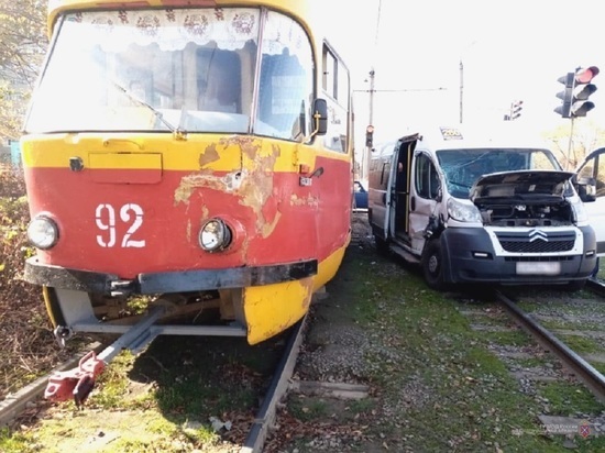 Иномарка врезалась в трамвай в Волжском, есть пострадавшая