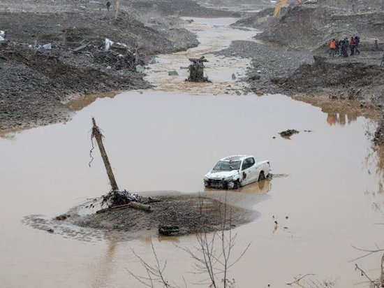 Хакасские спасатели работают в Красноярском крае на месте прорыва дамбы