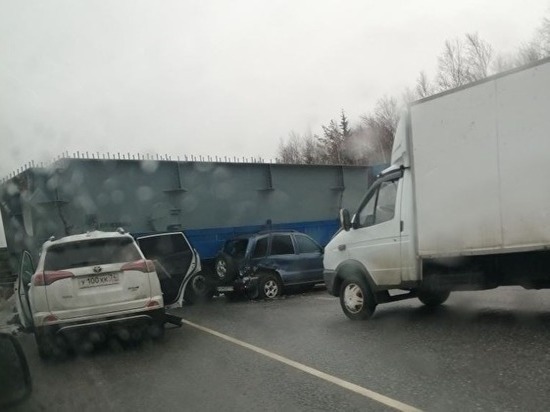 В Челябинской области трасса М-5 стоит из-за ДТП с фурой, которую развернуло поперек дороги
