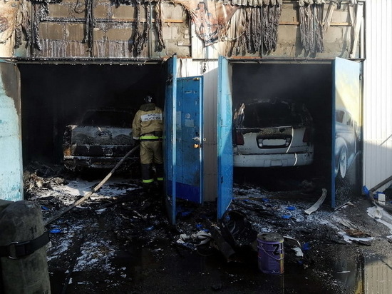 На пожаре в автосервисе в Воронеже сгорели 3 автомобиля