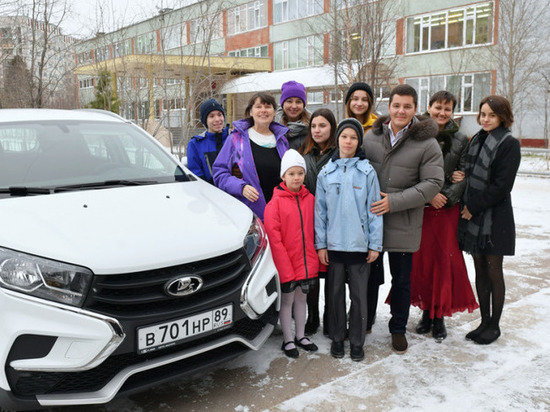 Дмитрий Артюхов подарил автомобиль многодетной маме из Ноябрьска