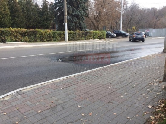 Фонтан забил на вновь отремонтированной дороге в Калуге