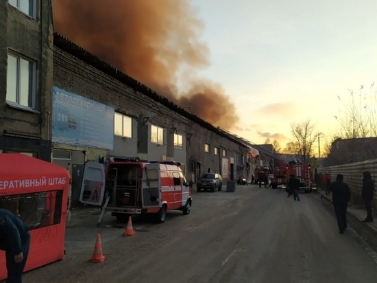 В Новосибирске горит крупный складской комплекс в промзоне