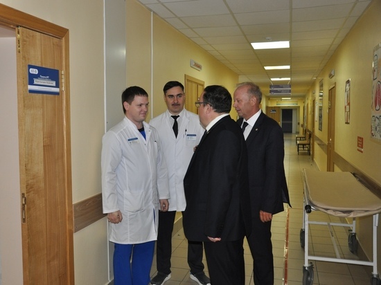 Петряев навестил в ОКБ первую пациентку рязанских трансплантологов