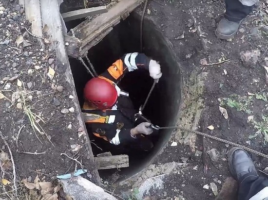 Ярославские спасатели достали человека из колодца теплотрассы