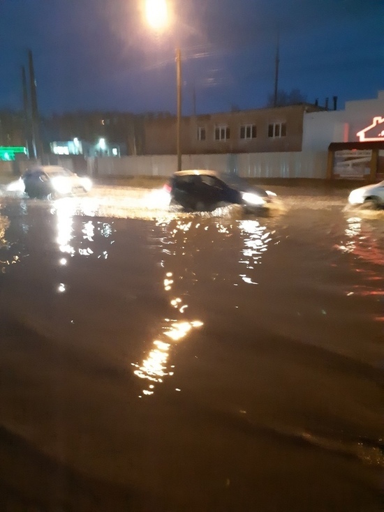После дождей в Костроме затопило улицу Димитрова