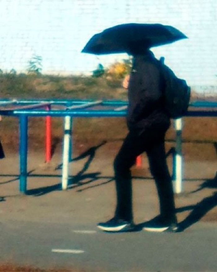 Сегодня в курске мужчина. Мужчина с зонтом. Подозрительный мужчина. Подозрительный мужчина на улице. МАНЬЯК зонтик.