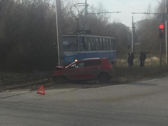 Разбитая иномарка перегородила трамвайные пути в Новокузнецке
