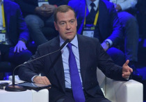 Премьер-министр РФ Дмитрий Медведев считает, что сегодня людям стоит готовиться к новым реалиям на рынке труда, которые грядут в обозримом будущем