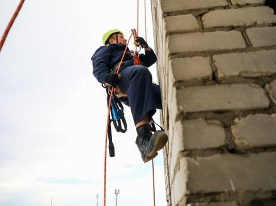 Волгоградские спасатели отработали навыки промышленного альпинизма