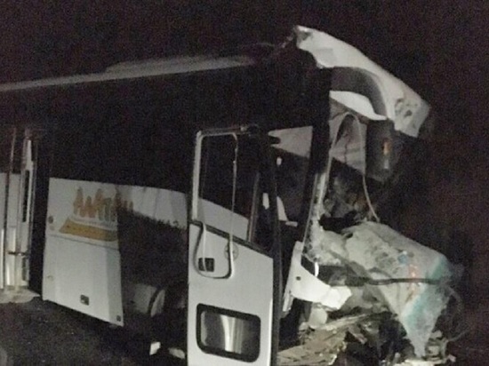Автобус с пассажирами догнал грузовик на трассе – водитель погиб