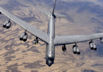 Два стратегических бомбардировщика B-52H Stratofortress американских Военно-воздушных сил провели тренировочный полет над Черным морем, один из которых при этом сымитировал бомбардировку Крымского полуострова