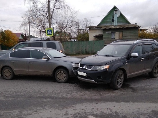 В Костроме столкнулись «Митсубиси» и «Фольксваген», есть пострадавшие