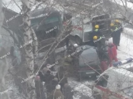 Отечественную легковушку сплющило в ДТП с автобусом в Кемерове
